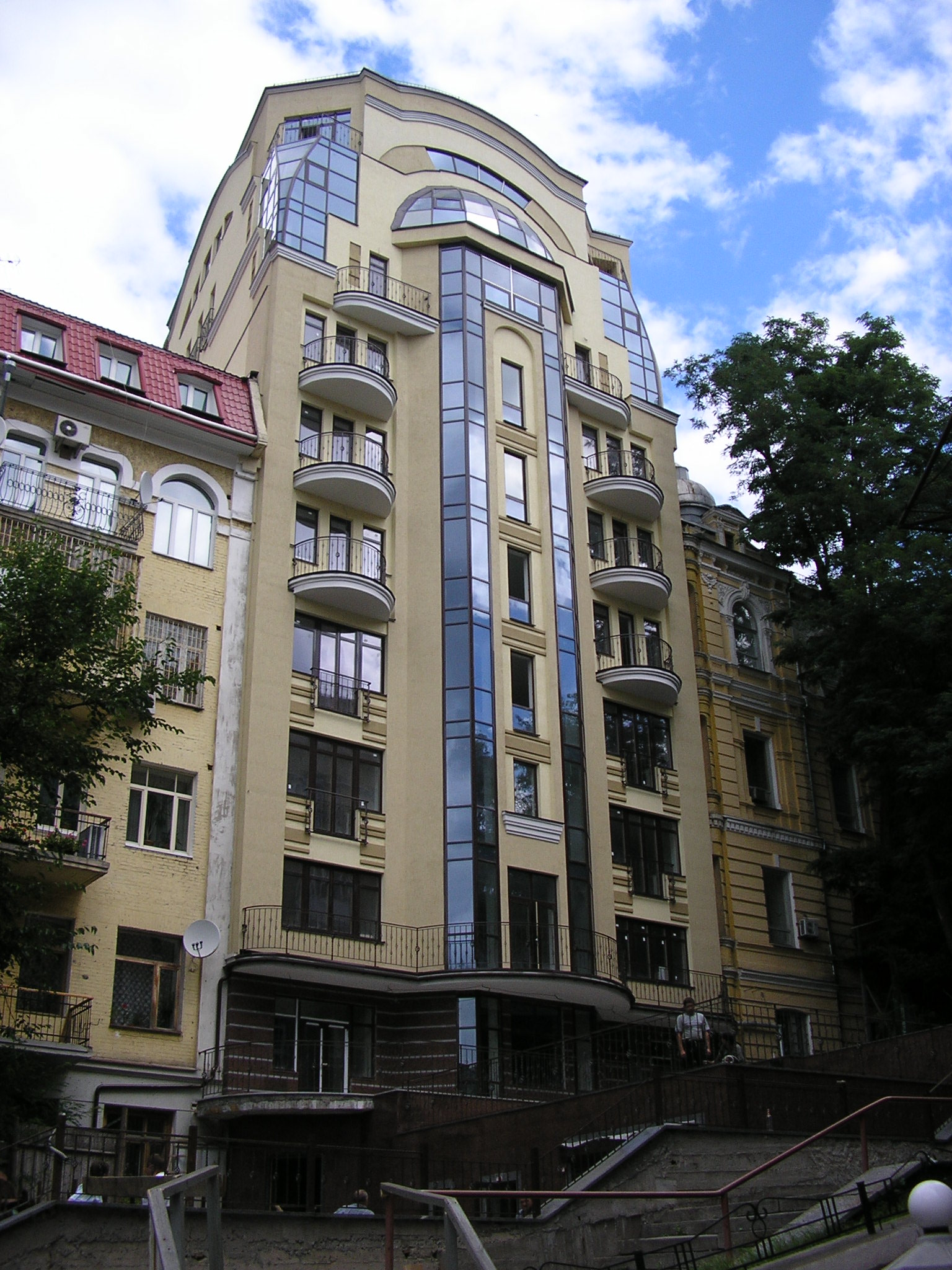 Аренда здания в центре Киева, Крутой спуск (2600 кв.м.)